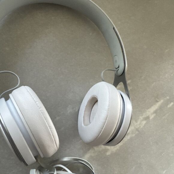 Beats by Dr. Dre EP ML9A2LL/A Headphones - White - Picture 3 of 9